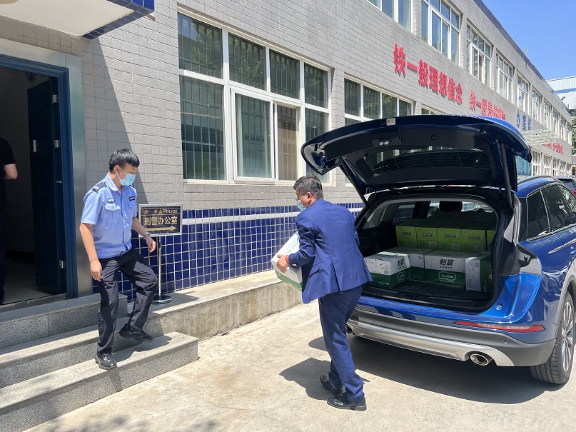 正大福林前往轄區派出所開展了“夏日送清涼”慰問活動